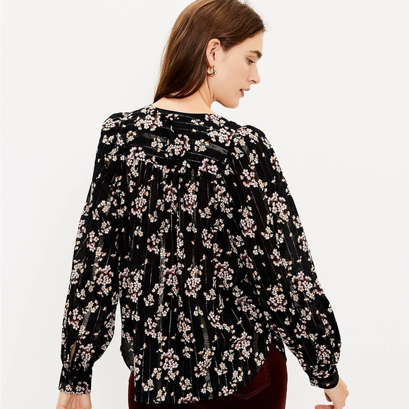 Women's Loft Black Shimmer Floral Tie Neck‎ Blouse Size XS - Picture 2 of 10